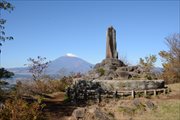 足柄城跡の碑と富士山
