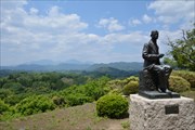 滝廉太郎像と九重連山