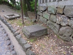矢来門の礎石