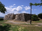 二の丸から見た三階櫓の石垣