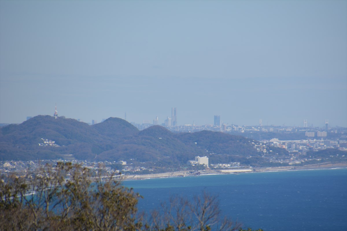 石垣山から見たランドマークタワー（2023年12月17日）